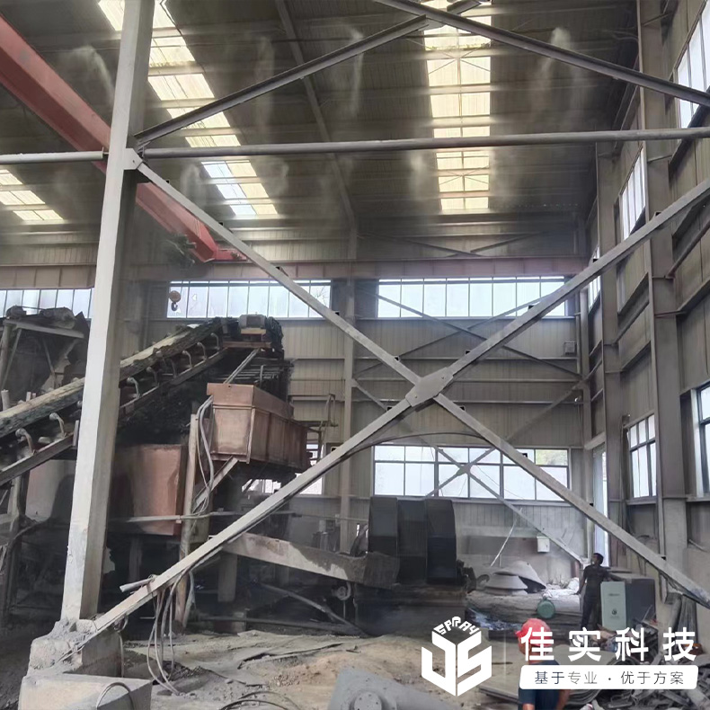鸿迪砂石有限公司安装佳实高压喷雾降尘系统，抑尘效果显著！